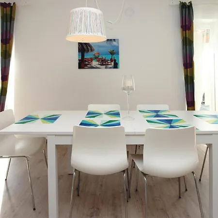3 Bedroom Beautiful In Lägenhet *